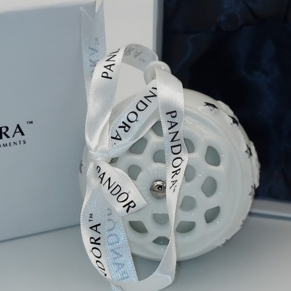 Pandora 2011 Limited Edition White Ceramic Star Christmas Ornament with Box
